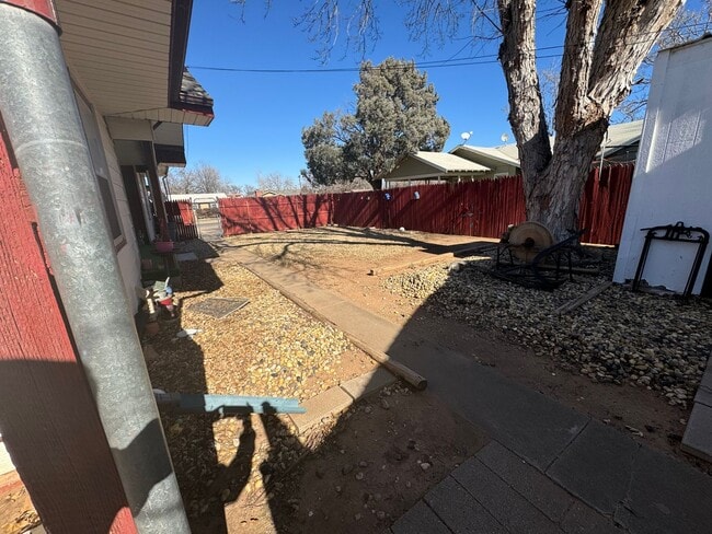 Building Photo - Cute 1 bedroom back house!
