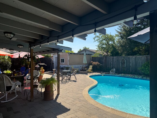 Building Photo - 1550 Bluebonnet Way