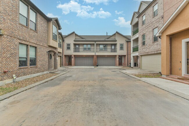 Building Photo - For Lease | 3 Bed, 2 Bath | 2,442 Sq Ft | ...