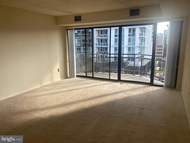 Building Photo - 1530 Key Blvd