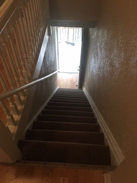Building Photo - Large upstairs 2 Bedroom