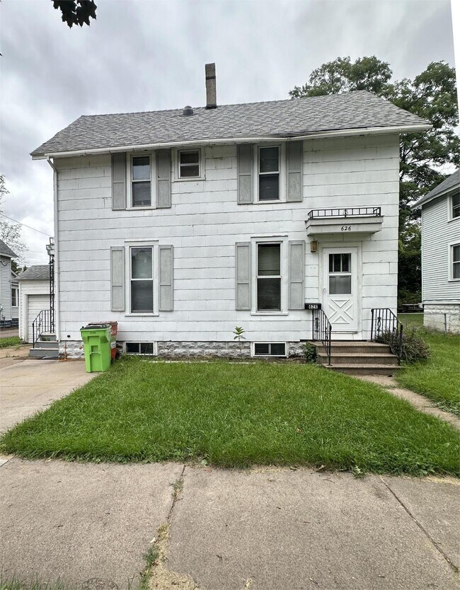 Building Photo - LOOKING FOR A FEMALE SUBLEASER FOR JUNE 1s...