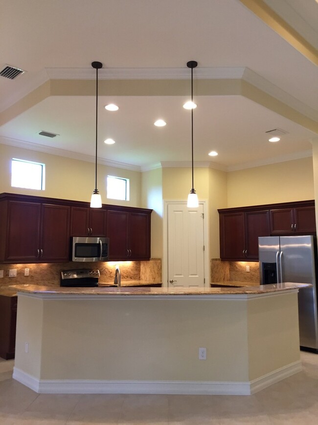Building Photo - ~3 bed+Den/3 bath Pool Home in desirable N...