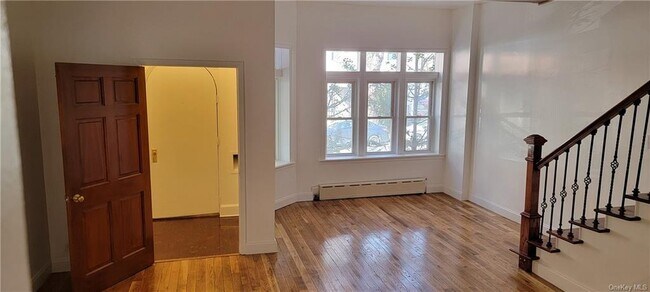 Foto del edificio - 3248 Irwin Ave