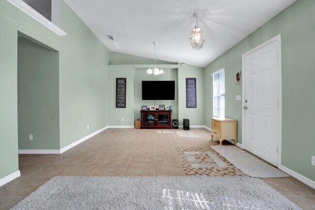 Building Photo - 707 NW Floresta Dr