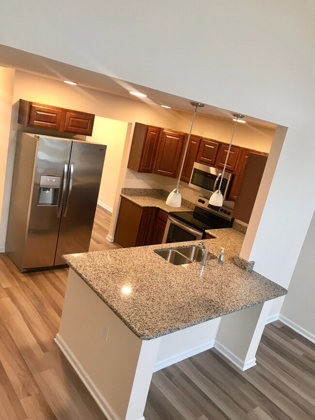 Foto del edificio - BEAUTIFUL! 4 Bedrooms/3.5 baths in Wild Wing. Spacious & Tons of space!