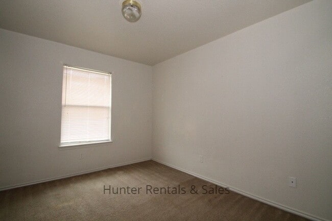 Building Photo - Spacious Duplex!