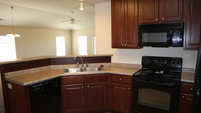 Building Photo - Newly Renovated 3BR with Big Yard and Garage
