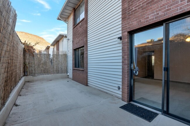 Foto del edificio - Inviting 2 Bedroom, 1 Bath with Fenced Patio