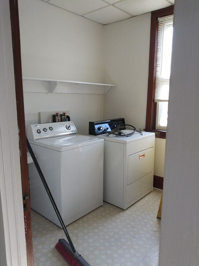 Building Photo - 3 br, 1 bath House - 134 EAST HARRISBURG AVE.