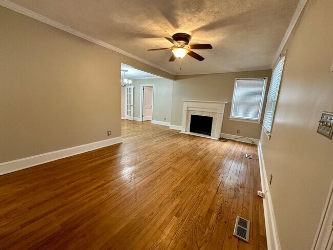 Building Photo - Quaint Cottage!