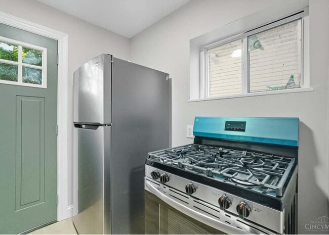 Photo - 5716 Hamilton Ave Apartment