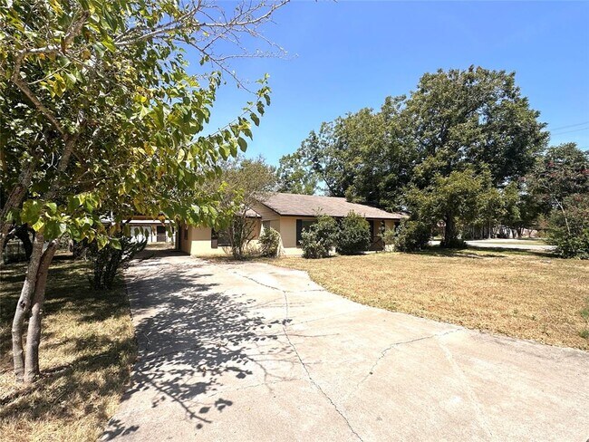 Building Photo - 400 Sun Bonnet Dr