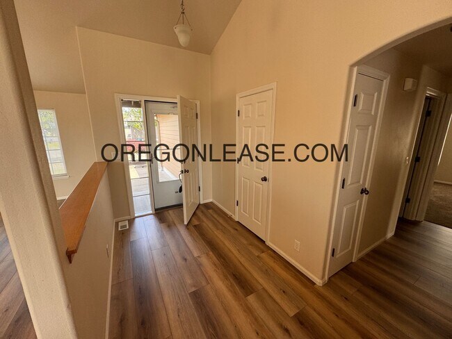 Building Photo - Newly remodeled West Eugene Home