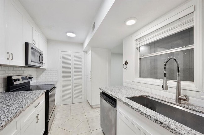 Building Photo - 6411 Creekbend Dr
