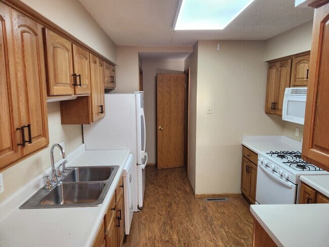 Foto del edificio - 933 Breezewood Cir