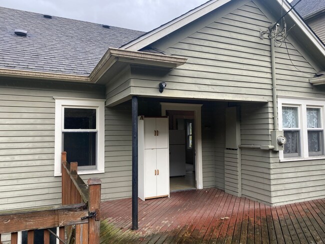 Building Photo - $500 OFF FIRST MONTH'S RENT!!! Charming 4 ...