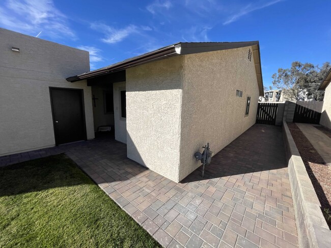 Building Photo - 1462 W 12th Ln