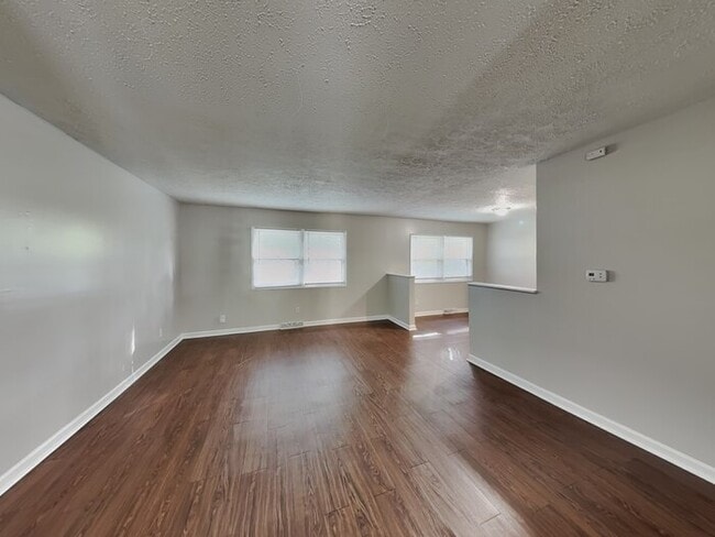 Foto del edificio - 323 Hillendale Dr