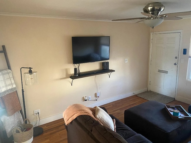 Foto del edificio - 4830 S Detroit Ave