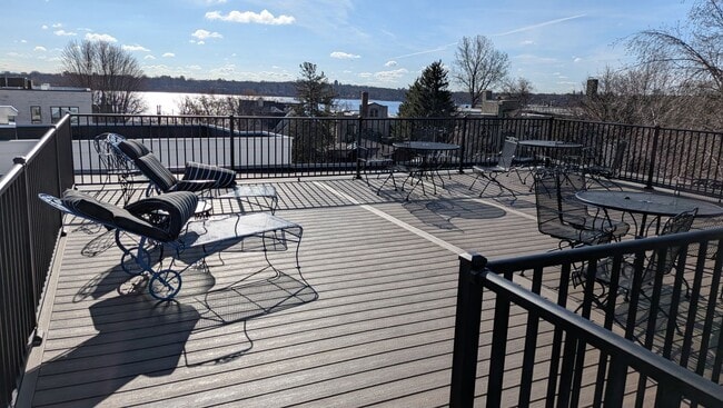 Foto del edificio - Beautuful 1 bed condo close to linden hills shopping, paths and the lakes!