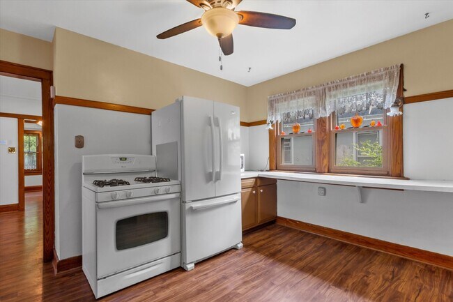 Foto del edificio - Charming Single-Family Home with 4 Bedrooms