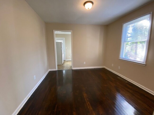 Building Photo - Beautiful 2 bedroom 1bathroom home  not fa...