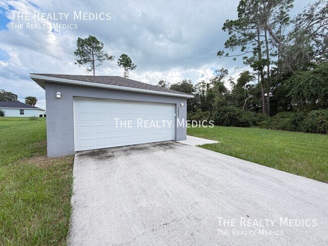 Building Photo - 13981 SW 27 Ct Rd