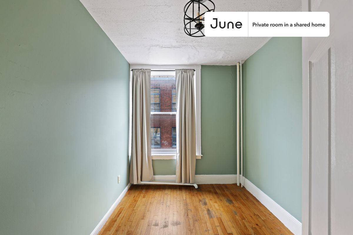 Primary Photo - Private bedroom in 5 bed/2 bath Home