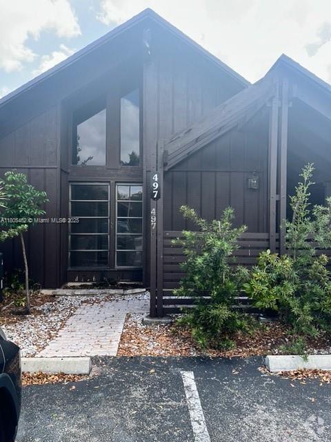 Building Photo - 497 N University Dr
