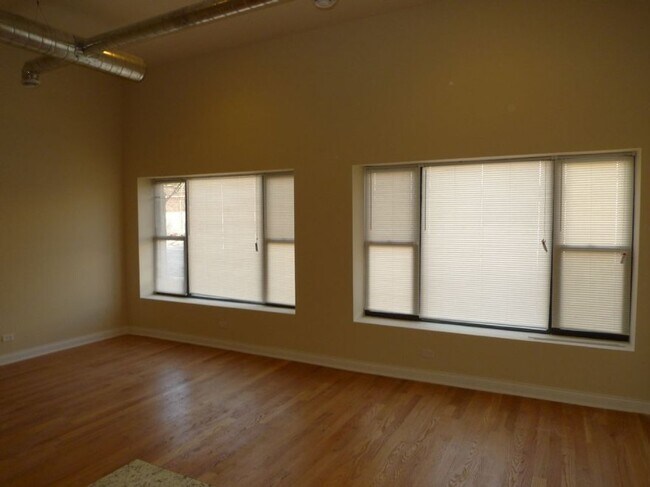 Building Photo - 4022 N Sheridan Rd