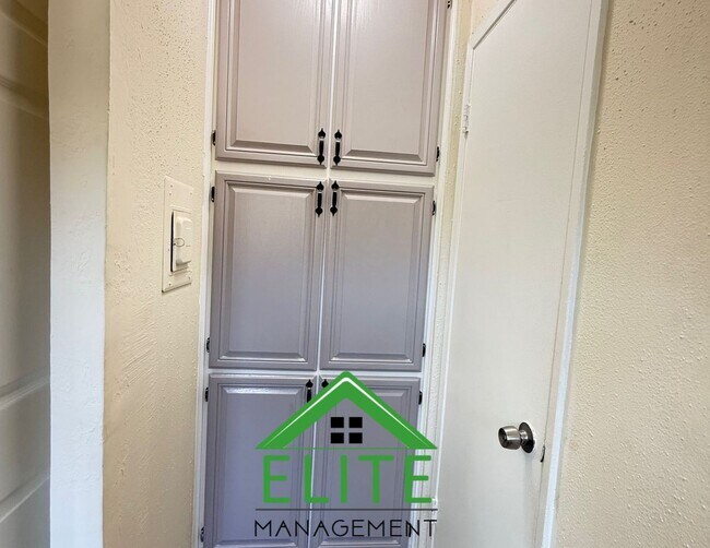 Foto del edificio - Charming and Updated Townhome in the Heart...