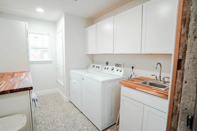 Building Photo - 9618 Holly Springs Dr