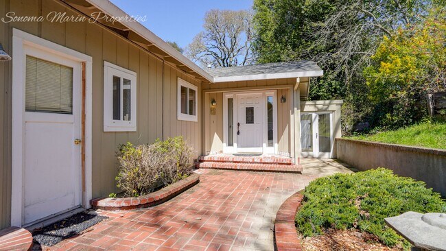Building Photo - ~Beautiful 2 Bedroom - 2 Bath Main Home Pl...
