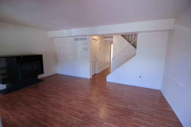 Building Photo - Charming 3BR Townhome in Newark