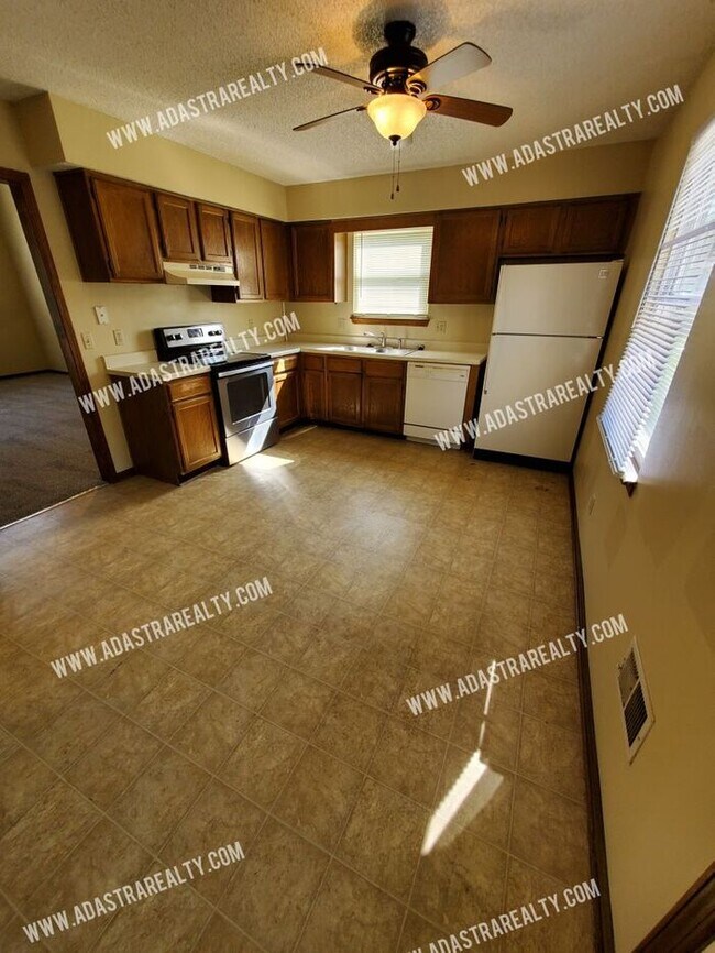 Foto del edificio - Spacious Duplex in Blue Valley-Available N...