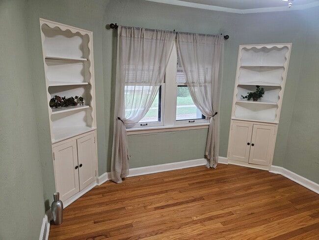 Building Photo - 6633 Milwaukee Ave