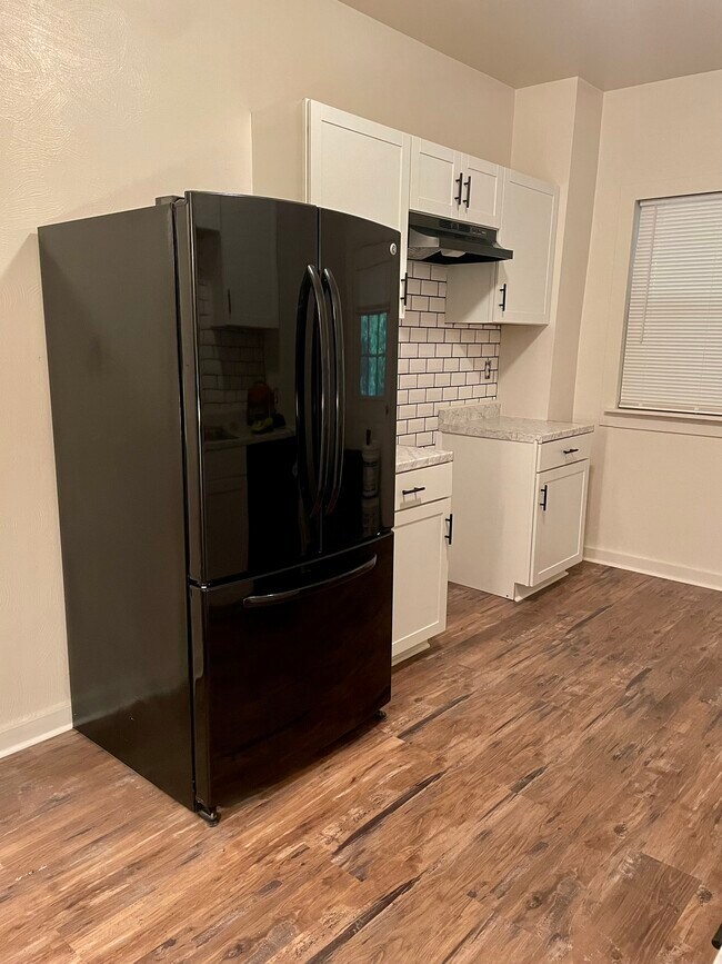 Foto del edificio - 672 Middle Ave