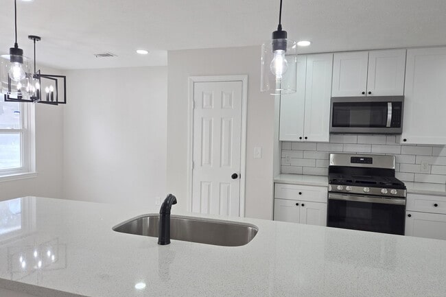 Foto del edificio - 8822 Rowan Ln