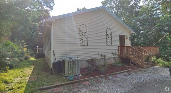 Building Photo - 347 Dills Hls