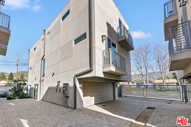 Foto del edificio - 15106 Roxford St