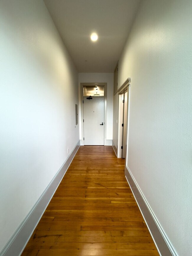 Foto del edificio - WINTER SPECIAL - NEWLY RENOVATED DOWNTOWN SALEM ONE BEDROOM