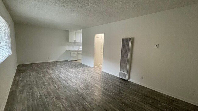 Foto del edificio - 5255 Blakeslee Ave