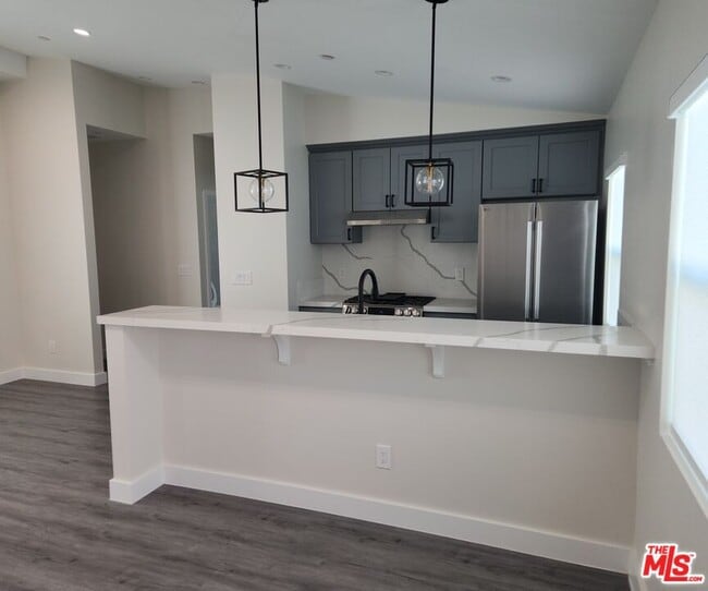 Foto del edificio - 422-422-1 Almond Ave