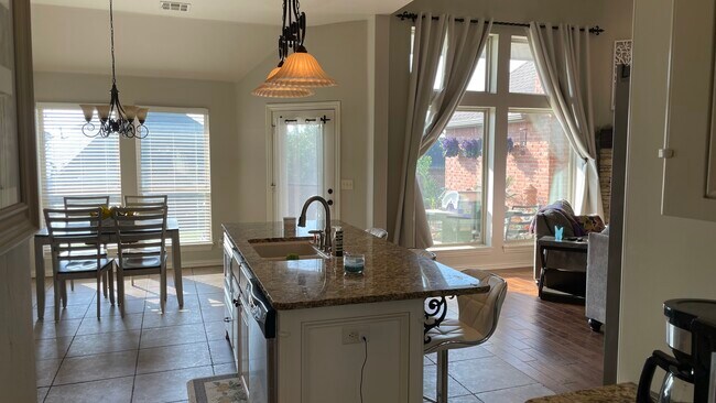 Foto del edificio - 15512 Maple Ridge Ln