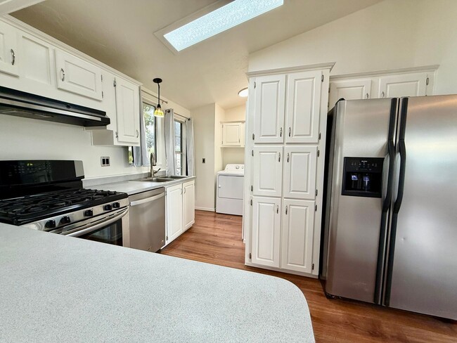 Building Photo - Charming 2-Bedroom Home with Office & Lake...
