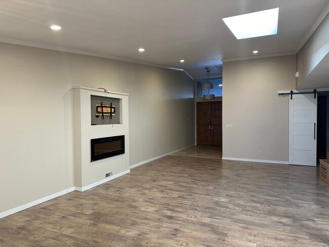 Building Photo - 2 bed 2 bath Condo with Garage