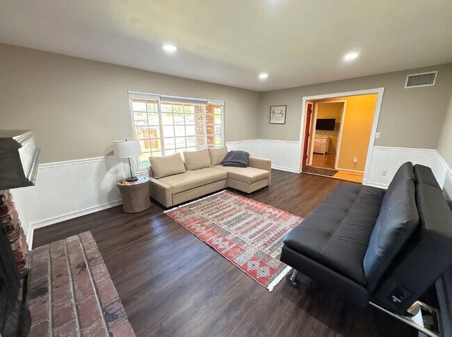 Foto del edificio - Beautiful 3 Bedroom 2 Bathroom House in Granda Hills