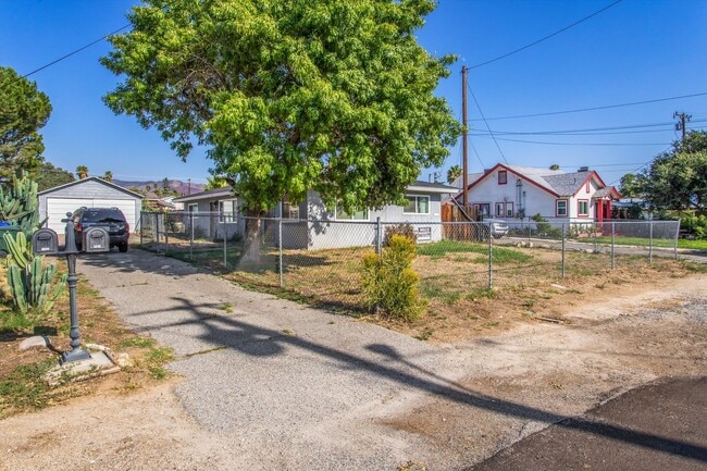 Building Photo - 2 bedroom Duplex with Huge yard!