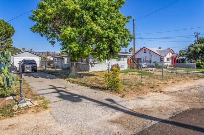 Foto del edificio - 2 bedroom Duplex with Huge yard!